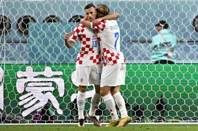 Croatias midfielder #07 Lovro Majer (R) celebrates scoring his teams fourth goalduring the Qatar 2022 World Cup Group F football match between Croatia and Canada at the Khalifa International Stadium in Doha on November 27, 2022. (Photo by Anne-Christine POUJOULAT / AFP)Editoria: SPOLocal: DohaIndexador: ANNE-CHRISTINE POUJOULATSecao: soccerFonte: AFPFotógrafo: STF<!-- NICAID(15277948) -->