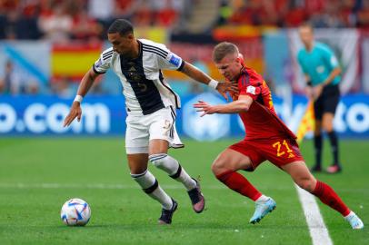 Spains forward #21 Dani Olmo (R) fights for the ball with Germanys defender #05 Thilo Kehrer (L) during the Qatar 2022 World Cup Group E football match between Spain and Germany at the Al-Bayt Stadium in Al Khor, north of Doha on November 27, 2022. (Photo by Odd ANDERSEN / AFP)Editoria: SPOLocal: Al KhorIndexador: ODD ANDERSENSecao: soccerFonte: AFPFotógrafo: STF<!-- NICAID(15278024) -->