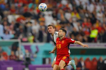 Germanys forward #13 Thomas Mueller (L) fights for the ball with Spains defender #18 Jordi Alba (R) during the Qatar 2022 World Cup Group E football match between Spain and Germany at the Al-Bayt Stadium in Al Khor, north of Doha on November 27, 2022. (Photo by Odd ANDERSEN / AFP)Editoria: SPOLocal: Al KhorIndexador: ODD ANDERSENSecao: soccerFonte: AFPFotógrafo: STF<!-- NICAID(15278121) -->