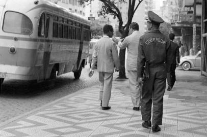 Cobradores vestindo vermelho eram o terror dos caloteiros e devedores com compromissos atrasados nos anos 1960.Foto de novembro de 1960 envelope nº 6319<!-- NICAID(8609095) -->