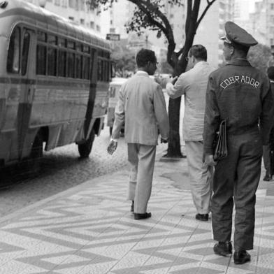 Cobradores vestindo vermelho eram o terror dos caloteiros e devedores com compromissos atrasados nos anos 1960.Foto de novembro de 1960 envelope nº 6319<!-- NICAID(8609095) -->