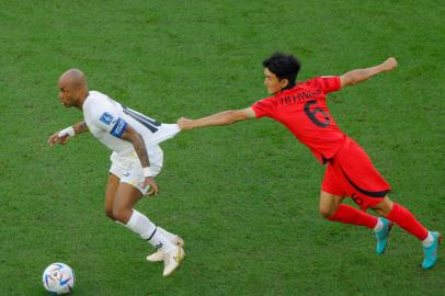 Ghanas midfielder #10 Andre Ayew (L) fights for the ball with South Koreas midfielder #06 Hwang In-beom (R) during the Qatar 2022 World Cup Group H football match between South Korea and Ghana at the Education City Stadium in Al-Rayyan, west of Doha, on November 28, 2022. (Photo by Odd ANDERSEN / AFP)Editoria: SPOLocal: DohaIndexador: ODD ANDERSENSecao: soccerFonte: AFPFotógrafo: STF<!-- NICAID(15278524) -->