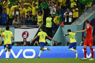 Brazils midfielder #05 Casemiro (C) celebrates scoring his teams first goal during the Qatar 2022 World Cup Group G football match between Brazil and Switzerland at Stadium 974 in Doha on November 28, 2022. (Photo by Jewel SAMAD / AFP)Editoria: SPOLocal: DohaIndexador: JEWEL SAMADSecao: soccerFonte: AFPFotógrafo: STF<!-- NICAID(15278787) -->