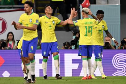 Brazils midfielder #05 Casemiro (2ndL) celebrates with Brazils forward #19 Antony after he scored his teams first goal during the Qatar 2022 World Cup Group G football match between Brazil and Switzerland at Stadium 974 in Doha on November 28, 2022. (Photo by Fabrice COFFRINI / AFP)Editoria: SPOLocal: DohaIndexador: FABRICE COFFRINISecao: soccerFonte: AFPFotógrafo: STF<!-- NICAID(15278786) -->