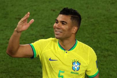 Brazils midfielder #05 Casemiro gestures supporters after Brazil won the Qatar 2022 World Cup Group G football match between Brazil and Switzerland at Stadium 974 in Doha on November 28, 2022. (Photo by Adrian DENNIS / AFP)<!-- NICAID(15278866) -->