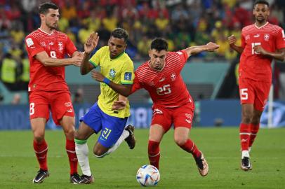 Brazils forward #21 Rodrygo (C, L) and Switzerlands midfielder #25 Fabian Rieder fight for the ball next to Switzerlands midfielder #08 Remo Freuler (L) and Switzerlands midfielder #15 Djibril Sow during the Qatar 2022 World Cup Group G football match between Brazil and Switzerland at Stadium 974 in Doha on November 28, 2022. (Photo by NELSON ALMEIDA / AFP)Editoria: SPOLocal: DohaIndexador: NELSON ALMEIDASecao: soccerFonte: AFPFotógrafo: STF<!-- NICAID(15278775) -->