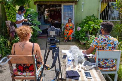 O estereótipo do Rio Grande do Sul, como um estado de matriz acentuadamente branca, ganha uma nova interpretação crítica com o lançamento on-line do filme Meu Chão ¿ clubes negros do Rio Grande do Sul. O filme será universalizado ao público no YouTube em 25 de julho, dia da mulher negra latino-americana e caribenha. Em setembro, também poderá ser visto emjanela nacional de TV, pelo Canal Futura.Com direção de Jorge de Jesus e Geslline Giovana Braga, ao abrigo da produtora TranseLab, Meu Chão é uma narrativa documental de 46 minutos, com múltiplas vozes reveladoras da presença e da resistência dos clubes sociais negros gaúchos. FOTO: Registro para o doc em Pelotas<!-- NICAID(15214004) -->