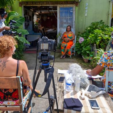 O estereótipo do Rio Grande do Sul, como um estado de matriz acentuadamente branca, ganha uma nova interpretação crítica com o lançamento on-line do filme Meu Chão ¿ clubes negros do Rio Grande do Sul. O filme será universalizado ao público no YouTube em 25 de julho, dia da mulher negra latino-americana e caribenha. Em setembro, também poderá ser visto emjanela nacional de TV, pelo Canal Futura.Com direção de Jorge de Jesus e Geslline Giovana Braga, ao abrigo da produtora TranseLab, Meu Chão é uma narrativa documental de 46 minutos, com múltiplas vozes reveladoras da presença e da resistência dos clubes sociais negros gaúchos. FOTO: Registro para o doc em Pelotas<!-- NICAID(15214004) -->