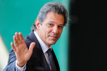 Haddad chega ao CCBB para reunião do governo de transiçãoDF - GOVERNO/TRANSIÇÃO/HADDAD - POLÍTICA - O ex-prefeito de São Paulo, Fernando   Haddad, chega ao Centro Cultural do   Banco do Brasil (CCBB), em Brasília   (DF), para participar de reuniões do   governo de transição, na manhã desta   segunda-feira, 28 de novembro de 2022.   O presidente eleito Luiz Inácio Lula da   Silva, que também está no local, deve   afinar as articulações em torno da PEC   da Transição.   28/11/2022 - Foto: WILTON JUNIOR/ESTADÃO CONTEÚDOEditoria: POLÍTICALocal: BRASÍLIAIndexador: WILTON JUNIORFonte: ESTADAO CONTEUDOFotógrafo: ESTADÃO CONTEÚDO<!-- NICAID(15279052) -->