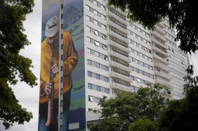 Porto Alegre, RS, Brasil, 28/11/2022 - Arte em murais em edifícios pela região central de Porto Alegre. Na foto, Av. Loureiro da Silva, 1960 (fachada João Pessoa - Intercity Cidade Baixa). - Foto: Mateus Bruxel/Agência RBSIndexador: Mateus Bruxel<!-- NICAID(15279140) -->