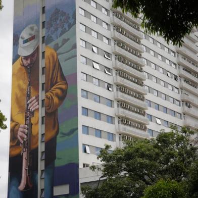 Porto Alegre, RS, Brasil, 28/11/2022 - Arte em murais em edifícios pela região central de Porto Alegre. Na foto, Av. Loureiro da Silva, 1960 (fachada João Pessoa - Intercity Cidade Baixa). - Foto: Mateus Bruxel/Agência RBSIndexador: Mateus Bruxel<!-- NICAID(15279140) -->