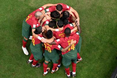 Portugals forward #07 Cristiano Ronaldo (C) celebrates with teammates scoring his teams first goal during the Qatar 2022 World Cup Group H football match between Portugal and Uruguay at the Lusail Stadium in Lusail, north of Doha on November 28, 2022. (Photo by Antonin THUILLIER / AFP)Editoria: SPOLocal: DohaIndexador: ANTONIN THUILLIERSecao: soccerFonte: AFPFotógrafo: STF<!-- NICAID(15279178) -->