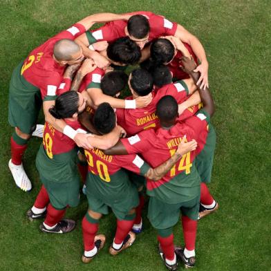 Portugals forward #07 Cristiano Ronaldo (C) celebrates with teammates scoring his teams first goal during the Qatar 2022 World Cup Group H football match between Portugal and Uruguay at the Lusail Stadium in Lusail, north of Doha on November 28, 2022. (Photo by Antonin THUILLIER / AFP)Editoria: SPOLocal: DohaIndexador: ANTONIN THUILLIERSecao: soccerFonte: AFPFotógrafo: STF<!-- NICAID(15279178) -->