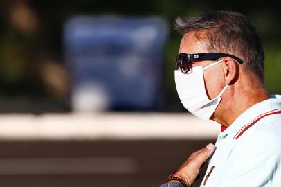 PORTO ALEGRE, RS, BRASIL, 05-04-2020: Apesar da quarentena em função da pandemia do Corona Vírus, muitas pessoas furaram o isolamento social e foram passar a tarde na Orla do Guaíba, nas imediações da Usina do Gasômetro (FOTO FÉLIX ZUCCO/AGÊNCIA RBS, Editoria de Porto Alegre)<!-- NICAID(14469651) -->