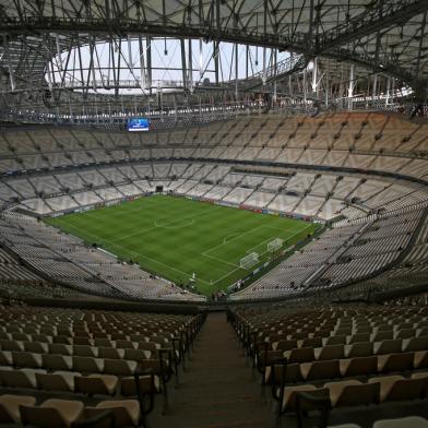 (FILES) This file photo taken on August 11, 2022, shows a general view shows the Lusail Stadium, the 80,000-capacity venue that is to host the 2022 World Cup final, on the outskirts of Qatars capital Doha. - Eight stadiums will host the 2022 World Cup, which will take place from 20 November to 18 December in Qatar. Only one stadium existed before the country was designated as the World Cup host. (Photo by MUSTAFA ABUMUNES / AFP)Editoria: SPOLocal: LusailIndexador: MUSTAFA ABUMUNESSecao: soccerFonte: AFPFotógrafo: STR<!-- NICAID(15227298) -->