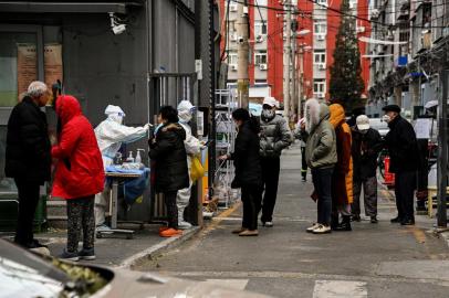 Residents undergo swab testing at a residential area under lockdown due to Covid-19 coronavirus restrictions in Beijing on November 29, 2022. (Photo by Noel CELIS / AFP)Editoria: HTHLocal: BeijingIndexador: NOEL CELISSecao: epidemic and plagueFonte: AFPFotógrafo: STF<!-- NICAID(15279511) -->