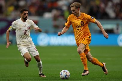 Qatars forward #10 Hassan Al-Haydos (L) fights for the ball with Netherlands midfielder #21 Frenkie De Jong during the Qatar 2022 World Cup Group A football match between the Netherlands and Qatar at the Al-Bayt Stadium in Al Khor, north of Doha on November 29, 2022. (Photo by Adrian DENNIS / AFP)Editoria: SPOLocal: Al KhorIndexador: ADRIAN DENNISSecao: soccerFonte: AFPFotógrafo: STF<!-- NICAID(15279738) -->