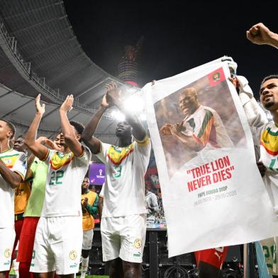 Senegals players celebrate with the crowd after defeating Ecuador 2-1 and qualifying to the next round, during the Qatar 2022 World Cup Group A football match between Ecuador and Senegal at the Khalifa International Stadium in Doha on November 29, 2022. (Photo by Issouf SANOGO / AFP)Editoria: SPOLocal: DohaIndexador: ISSOUF SANOGOSecao: soccerFonte: AFPFotógrafo: STF<!-- NICAID(15279997) -->