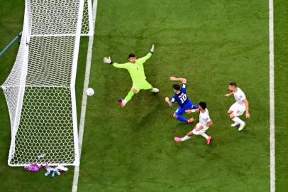 USAs forward #10 Christian Pulisic scores his teams first goal past Irans goalkeeper #01 Alireza Beiranvand during the Qatar 2022 World Cup Group B football match between Iran and USA at the Al-Thumama Stadium in Doha on November 29, 2022. (Photo by Odd ANDERSEN / AFP)Editoria: SPOLocal: DohaIndexador: ODD ANDERSENSecao: soccerFonte: AFPFotógrafo: STF<!-- NICAID(15280366) -->