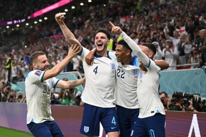 Englands forward #20 Phil Foden (R) celebrates with Englands midfielder #22 Jude Bellingham (2nd R) and Englands midfielder #04 Declan Rice (2nd L) and Englands defender #03 Luke Shaw (L) after scoring his teams second goal during the Qatar 2022 World Cup Group B football match between Wales and England at the Ahmad Bin Ali Stadium in Al-Rayyan, west of Doha on November 29, 2022. (Photo by INA FASSBENDER / AFP)Editoria: SPOLocal: DohaIndexador: INA FASSBENDERSecao: soccerFonte: AFPFotógrafo: STR<!-- NICAID(15280440) -->