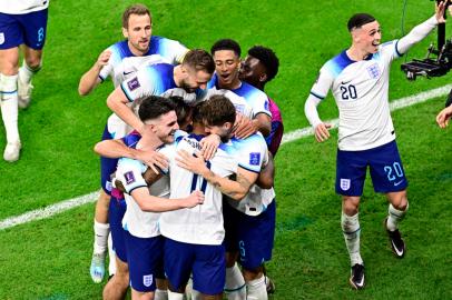 Englands forward #11 Marcus Rashford (C front) celebrates with teammates after scoring his teams first goal during the Qatar 2022 World Cup Group B football match between Wales and England at the Ahmad Bin Ali Stadium in Al-Rayyan, west of Doha on November 29, 2022. (Photo by JAVIER SORIANO / AFP)Editoria: SPOLocal: DohaIndexador: JAVIER SORIANOSecao: soccerFonte: AFPFotógrafo: STF<!-- NICAID(15280438) -->