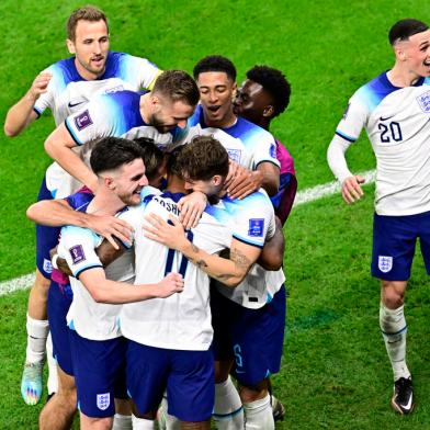 Englands forward #11 Marcus Rashford (C front) celebrates with teammates after scoring his teams first goal during the Qatar 2022 World Cup Group B football match between Wales and England at the Ahmad Bin Ali Stadium in Al-Rayyan, west of Doha on November 29, 2022. (Photo by JAVIER SORIANO / AFP)Editoria: SPOLocal: DohaIndexador: JAVIER SORIANOSecao: soccerFonte: AFPFotógrafo: STF<!-- NICAID(15280438) -->