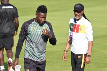 Cameroons head coach Rigobert Song (R) oversee a training session of his players including Cameroons goalkeeper Andre Onana on November 27, 2022 at the Al Sailiya SC in Doha on the eve of a Qatar 2022 World Cup football match between Cameroon and Serbia. (Photo by ISSOUF SANOGO / AFP)Editoria: SPOLocal: DohaIndexador: ISSOUF SANOGOSecao: soccerFonte: AFPFotógrafo: STF<!-- NICAID(15280489) -->