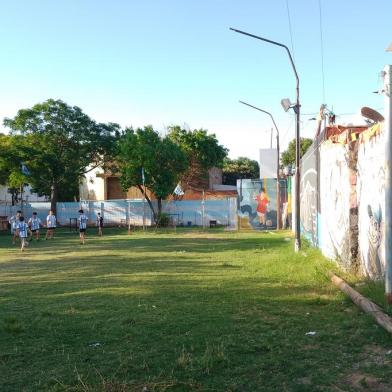 Lá no Campito, a corrente foi aberta. As crianças puderam entrar e jogar bola em frente aos murais. Dos seis guris que estavam lá, cinco usavam camisa da Argentina com o número 10 e a palavra às costas. O único diferente era o menino com o uniforme do PSG.<!-- NICAID(15278018) -->