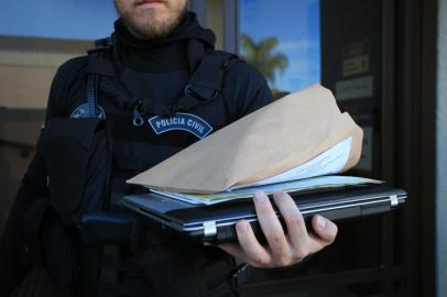 Taquara, RS, BRASIL, 30/11/2022-  Policiais do Denarc cumprem mandados contra grupo suspeito de operar telentrega de drogas na Região Metropolitana. Foto: Ronaldo Bernardi / Agencia RBS<!-- NICAID(15280881) -->