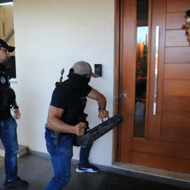 Taquara, RS, BRASIL, 30/11/2022-  Policiais do Denarc cumprem mandados contra grupo suspeito de operar telentrega de drogas na Região Metropolitana. Foto: Ronaldo Bernardi / Agencia RBS<!-- NICAID(15280876) -->