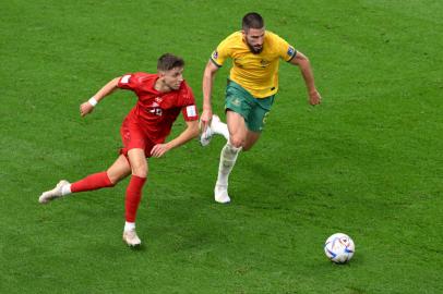 Denmarks midfielder #25 Jesper Lindstrom fights for the ball with Australias defender #02 Milos Degenek during the Qatar 2022 World Cup Group D football match between Australia and Denmark at the Al-Janoub Stadium in Al-Wakrah, south of Doha on November 30, 2022. (Photo by NICOLAS TUCAT / AFP)Editoria: SPOLocal: DohaIndexador: NICOLAS TUCATSecao: soccerFonte: AFPFotógrafo: STF<!-- NICAID(15281141) -->