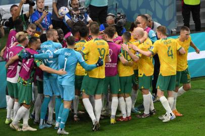 Australias players celebrate after forward #07 Mathew Leckie scored his teams first goal during the Qatar 2022 World Cup Group D football match between Australia and Denmark at the Al-Janoub Stadium in Al-Wakrah, south of Doha on November 30, 2022. (Photo by NICOLAS TUCAT / AFP)Editoria: SPOLocal: DohaIndexador: NICOLAS TUCATSecao: soccerFonte: AFPFotógrafo: STF<!-- NICAID(15281139) -->