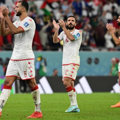 Tunisias defender #12 Ali Maaloul and teammates celebrate at the end of the Qatar 2022 World Cup Group D football match between Tunisia and France at the Education City Stadium in Al-Rayyan, west of Doha on November 30, 2022. (Photo by Miguel MEDINA / AFP)Editoria: SPOLocal: DohaIndexador: MIGUEL MEDINASecao: soccerFonte: AFPFotógrafo: STF<!-- NICAID(15281204) -->