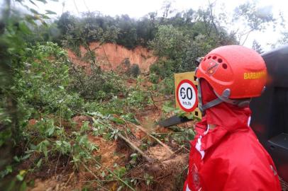 Deslizamento de terra na rodovia BR-376 do Paraná. Foto: Defesa Civil do Paraná / Divulgação<!-- NICAID(15281187) -->