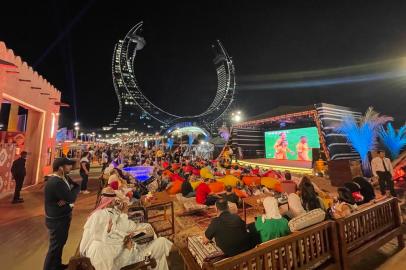 Doha, Qatar, 30/11/2022 - Torcedores assistem a jogo da Copa no Souq Waqif, um mercado qatari - Foto: Alice Bastos Neves/Agência RBS<!-- NICAID(15281213) -->