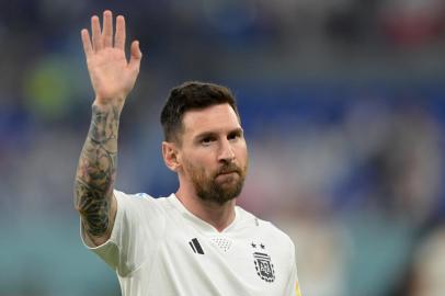 Argentinas forward #10 Lionel Messi waves to supporters during warm up ahead of the start of the Qatar 2022 World Cup Group C football match between Poland and Argentina at Stadium 974 in Doha on November 30, 2022. (Photo by JUAN MABROMATA / AFP)Editoria: SPOLocal: DohaIndexador: JUAN MABROMATASecao: soccerFonte: AFPFotógrafo: STF<!-- NICAID(15281379) -->