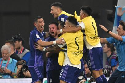 Argentina players celebrate after Argentinas midfielder #20 Alexis Mac Allister (2ndL)  scores his teams first goal during the Qatar 2022 World Cup Group C football match between Poland and Argentina at Stadium 974 in Doha on November 30, 2022. (Photo by ANDREJ ISAKOVIC / AFP)Editoria: SPOLocal: DohaIndexador: ANDREJ ISAKOVICSecao: soccerFonte: AFPFotógrafo: STF<!-- NICAID(15281462) -->