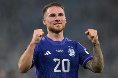 Argentinas midfielder #20 Alexis Mac Allister celebrates after he scored his teams first goal during the Qatar 2022 World Cup Group C football match between Poland and Argentina at Stadium 974 in Doha on November 30, 2022. (Photo by JUAN MABROMATA / AFP)Editoria: SPOLocal: DohaIndexador: JUAN MABROMATASecao: soccerFonte: AFPFotógrafo: STF<!-- NICAID(15281492) -->