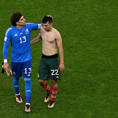 Mexicos goalkeeper #13 Guillermo Ochoa and Mexicos forward #22 Hirving Lozano comfort each other after being kicked out of the Qatar 2022 World Cup after their 2-1 victory in the Group C football match between Saudi Arabia and Mexico at the Lusail Stadium in Lusail, north of Doha on November 30, 2022. (Photo by Pablo PORCIUNCULA / AFP)Editoria: SPOLocal: DohaIndexador: PABLO PORCIUNCULASecao: soccerFonte: AFPFotógrafo: STF<!-- NICAID(15281590) -->