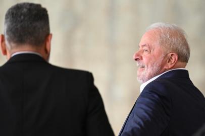 Brazils president-elect Luiz Inacio Lula da Silva smiles on arrival at the transitional government building, in Brasilia, on November 28, 2022. (Photo by EVARISTO SA / AFP)<!-- NICAID(15279243) -->