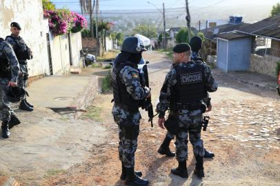 Viamão, RS, BRASIL, 01/12/2022- Traficantes que faziam barricadas para controlar tráfego de veículos e pedestres em Viamão são alvo da polícia. Criminosos também entregavam cestas básicas a moradores em troca de informações sobre a movimentação de estranhos nos bairros Santa Isabel e Santa Cecília. Foto: Ronaldo Bernardi / Agencia RBS<!-- NICAID(15281994) -->