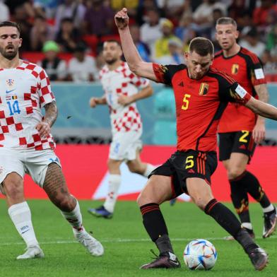 Belgiums defender #05 Jan Vertonghen fights for the ball with Croatias forward #14 Marko Livaja during the Qatar 2022 World Cup Group F football match between Croatia and Belgium at the Ahmad Bin Ali Stadium in Al-Rayyan, west of Doha on December 1, 2022. (Photo by JACK GUEZ / AFP)Editoria: SPOLocal: DohaIndexador: JACK GUEZSecao: soccerFonte: AFPFotógrafo: STF<!-- NICAID(15282240) -->