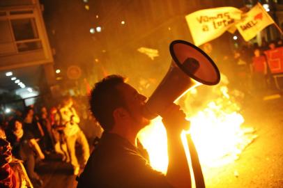 PORTO ALEGRE, RS, BRASIL, 01-08-2013.Protesto no centro da capital. (Foto: Carlos Macedo /Agência RBS)<!-- NICAID(9636151) -->