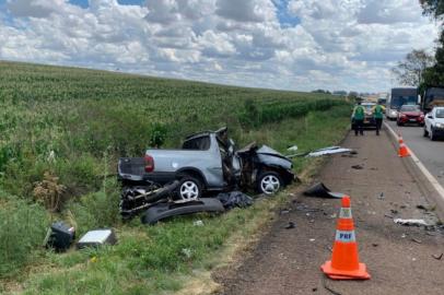 *A PEDIDO DE GUILHERME MILMAN* Acidente na BR-285 em Passo Fundo deixou uma pessoa morta - Foto: Rodrigo Oliveira/Rádio Planalto<!-- NICAID(15282653) -->