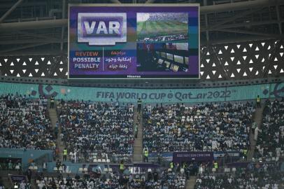 A giant screen shows a VAR monitor during the Qatar 2022 World Cup Group C football match between Argentina and Saudi Arabia at the Lusail Stadium in Lusail, north of Doha on November 22, 2022. (Photo by Kirill KUDRYAVTSEV / AFP)Editoria: SPOLocal: DohaIndexador: KIRILL KUDRYAVTSEVSecao: soccerFonte: AFPFotógrafo: STF<!-- NICAID(15282815) -->