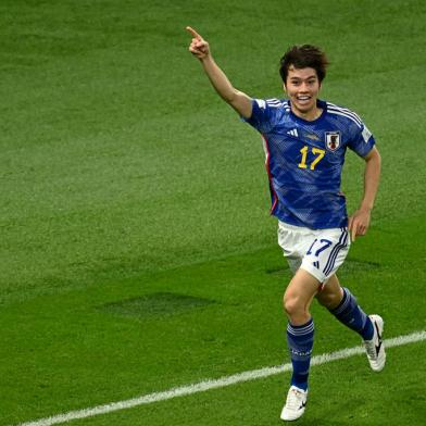 Japans midfielder #17 Ao Tanaka celebrates scoring his teams second goal during the Qatar 2022 World Cup Group E football match between Japan and Spain at the Khalifa International Stadium in Doha on December 1, 2022. (Photo by Jewel SAMAD / AFP)Editoria: SPOLocal: DohaIndexador: JEWEL SAMADSecao: soccerFonte: AFPFotógrafo: STF<!-- NICAID(15282831) -->