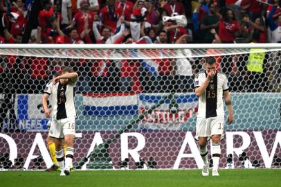 Germanys defenders #16 Lukas Klostermann (L) and #15 Niklas Suele react after Costa Rica scored their first goal during the Qatar 2022 World Cup Group E football match between Costa Rica and Germany at the Al-Bayt Stadium in Al Khor, north of Doha on December 1, 2022. (Photo by Ina Fassbender / AFP)Editoria: SPOLocal: Al KhorIndexador: INA FASSBENDERSecao: soccerFonte: AFPFotógrafo: STR<!-- NICAID(15282878) -->