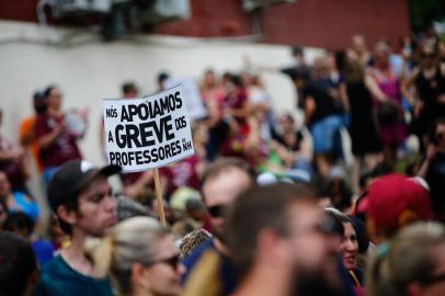 Novo Hamburgo, RS, Brasil, 01/12/2022 - Professores municipais fazem manifestação em frente à prefeitura e escolas estão em greve. - Foto: Jonathan Heckler/Agência RBS<!-- NICAID(15282111) -->