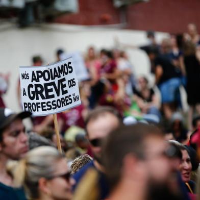 Novo Hamburgo, RS, Brasil, 01/12/2022 - Professores municipais fazem manifestação em frente à prefeitura e escolas estão em greve. - Foto: Jonathan Heckler/Agência RBS<!-- NICAID(15282111) -->