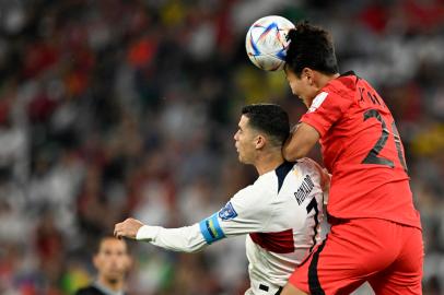 Portugals forward #07 Cristiano Ronaldo and South Koreas defender #20 Kwon Kyung-won head the ball during the Qatar 2022 World Cup Group H football match between South Korea and Portugal at the Education City Stadium in Al-Rayyan, west of Doha on December 2, 2022. (Photo by PATRICIA DE MELO MOREIRA / AFP)Editoria: SPOLocal: DohaIndexador: PATRICIA DE MELO MOREIRASecao: soccerFonte: AFPFotógrafo: STR<!-- NICAID(15283885) -->